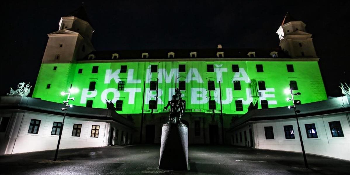 Bratislavský hrad sa dnes večer zahalil do zelenej farby