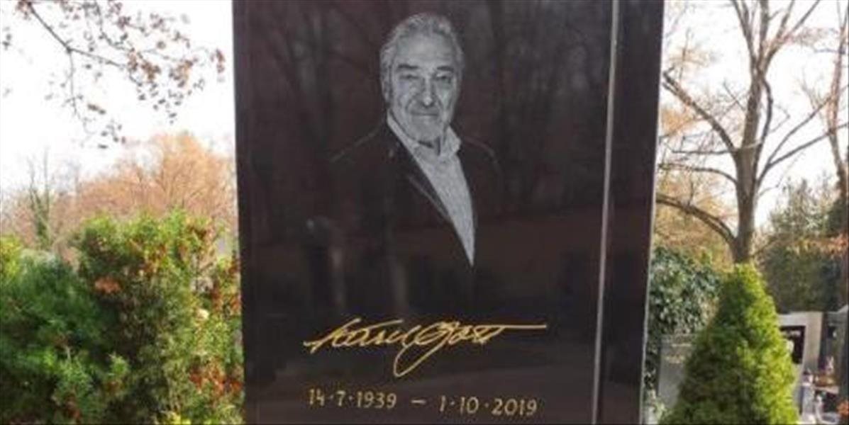 Vykradli hrob zosnulého českého Majstra Karla Gotta! Zmizla soška zlatého slávika a ruže