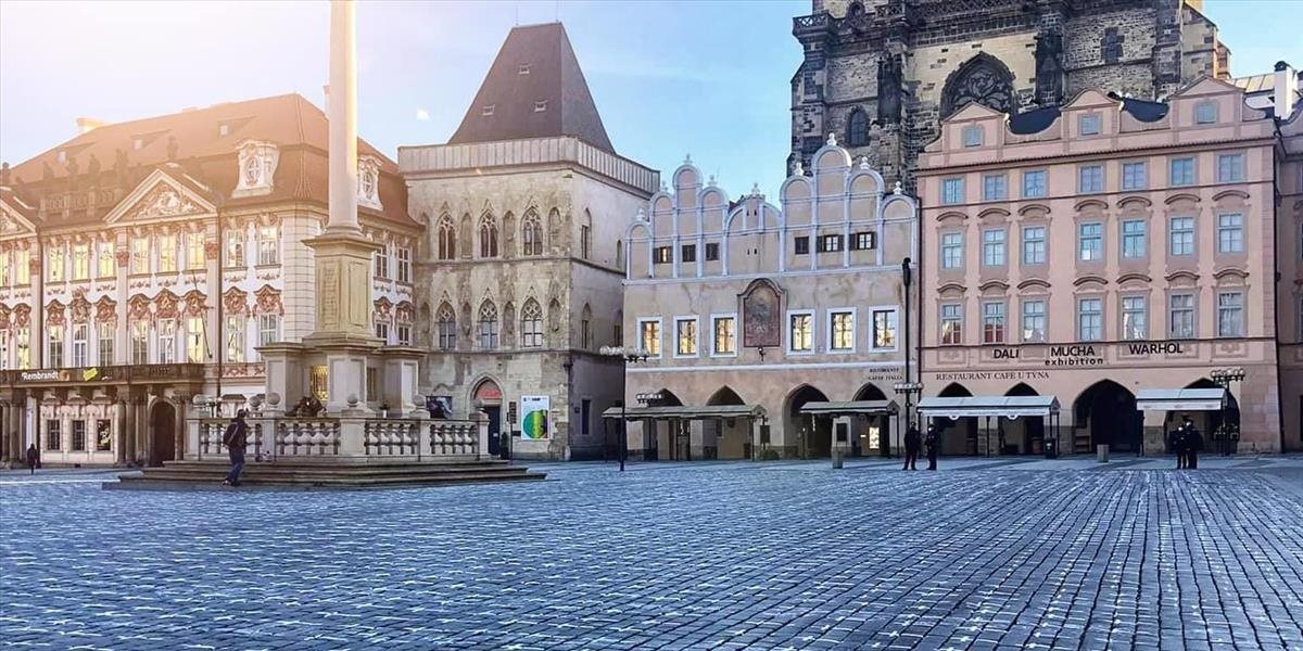 Staromestské námestie v Prahe pokrylo vyše 22-tisíc krížov nakreslených bielou kriedou