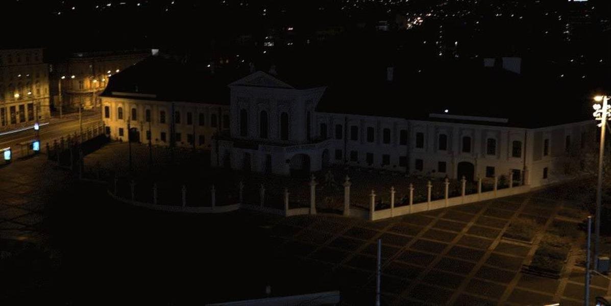 Prezidentský palác sa ponoril v sobotu večer do tmy, pripojil sa tak k Hodine Zeme