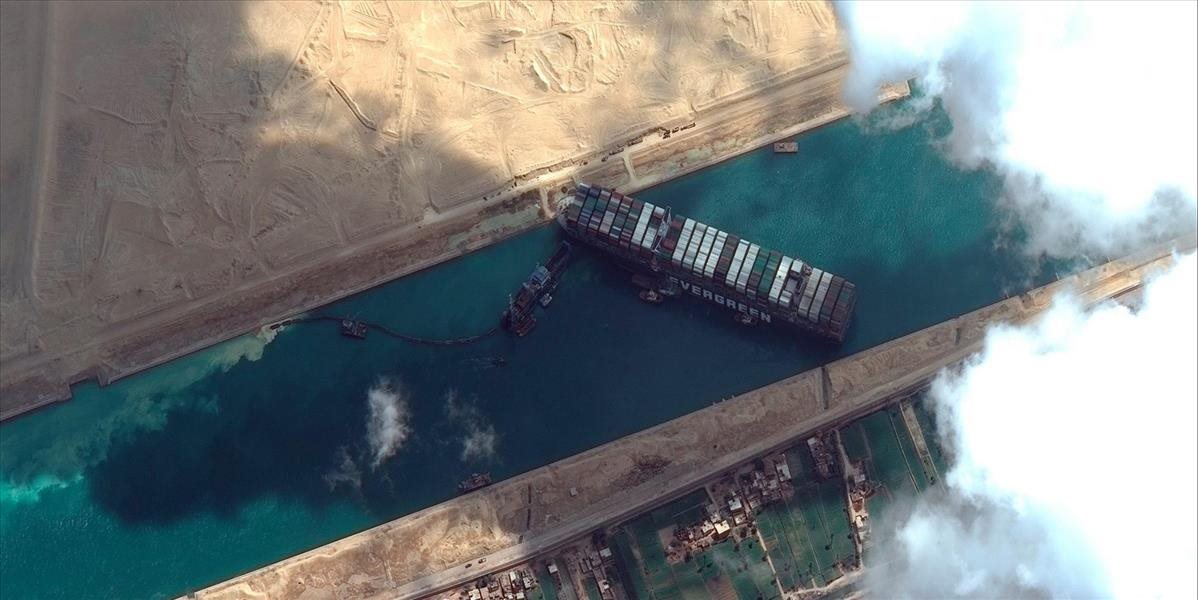Loď Ever Given naďalej blokuje Suezský prieplav