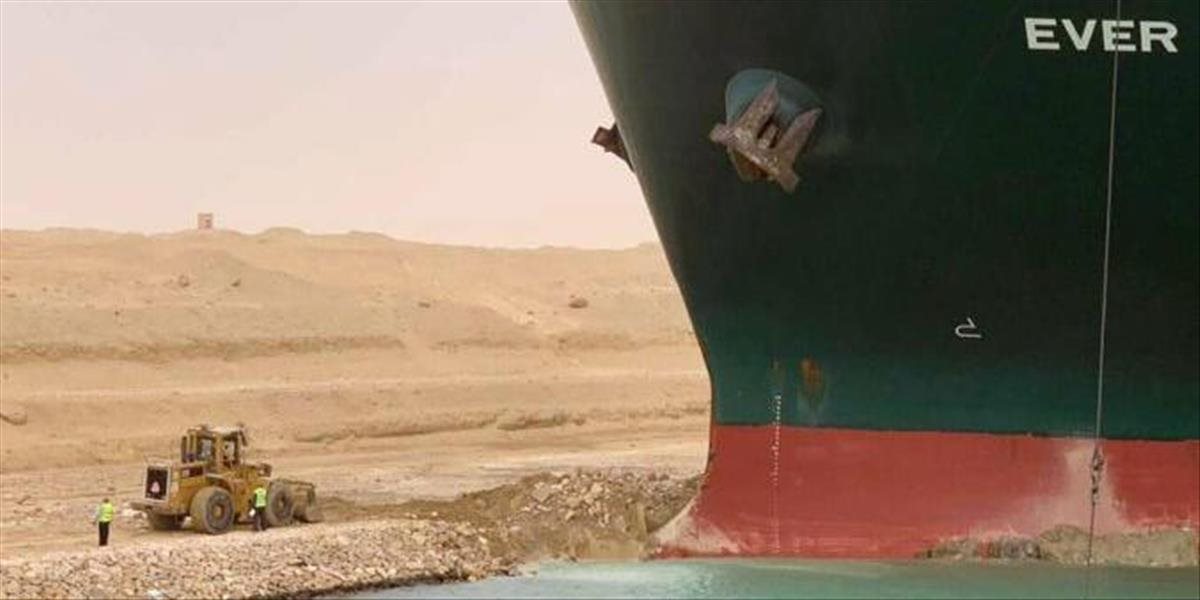 Loď v Suezskom prieplave čiastočne uvoľnili, stále však zostáva uviaznutá
