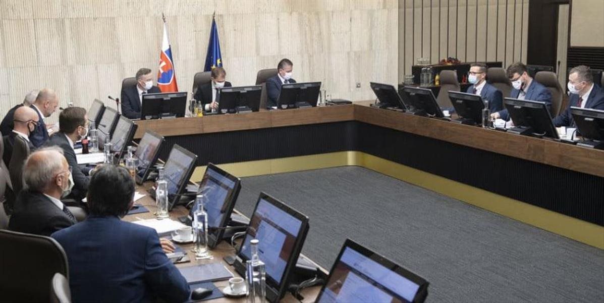 Vláda stojí na premiérovi. Pokiaľ podá demisiu, automaticky končia aj všetci ministri