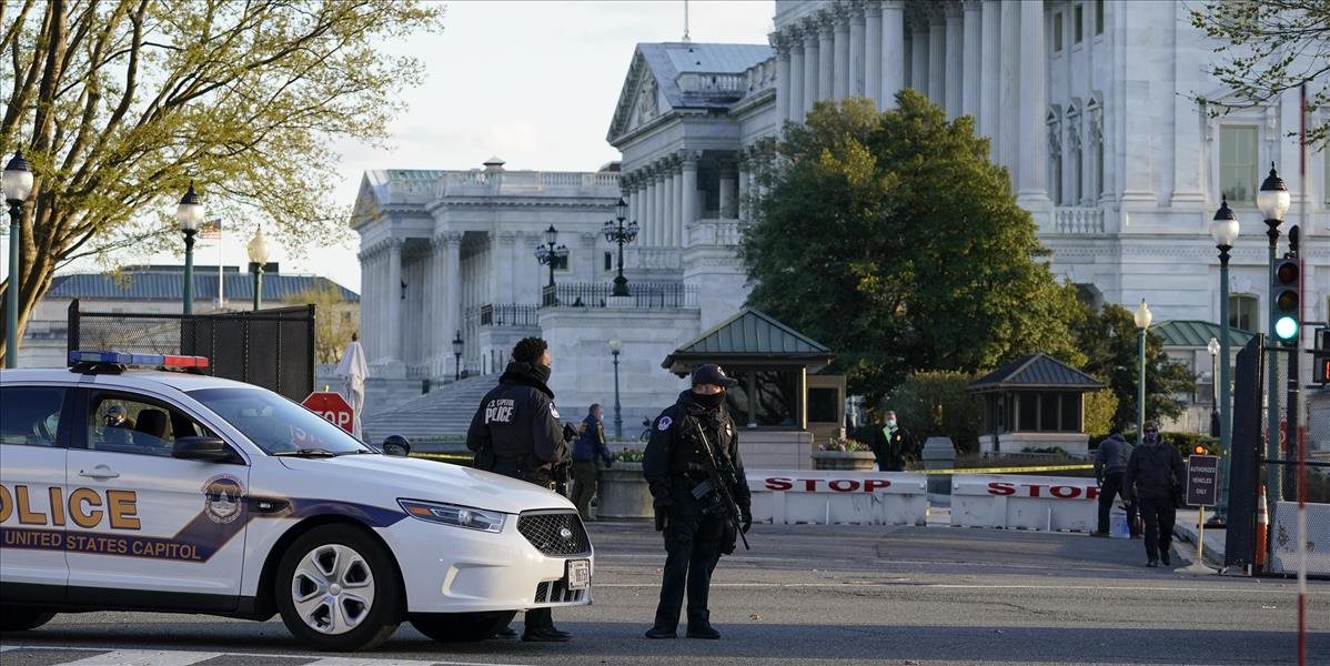 Útok na policajtov pred budovou Kapitolu nebol teroristický čin, vyšetrovanie však pokračuje