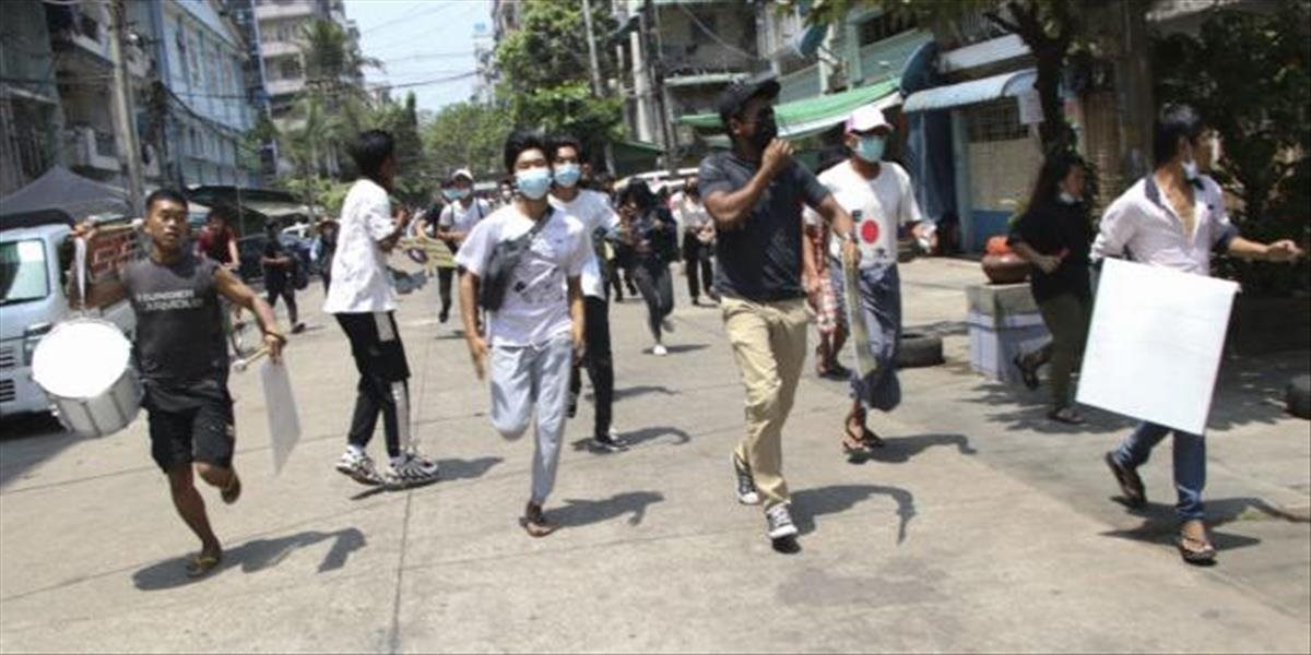 Uprostred protestov a zásahov armády v Mjanmarsku stúpa počet obetí