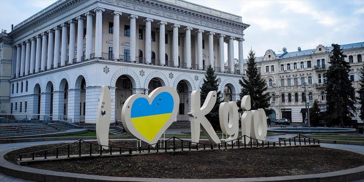 Kyjev na dva týždne sprísňuje lockdown. Nemocnice v meste sú plné