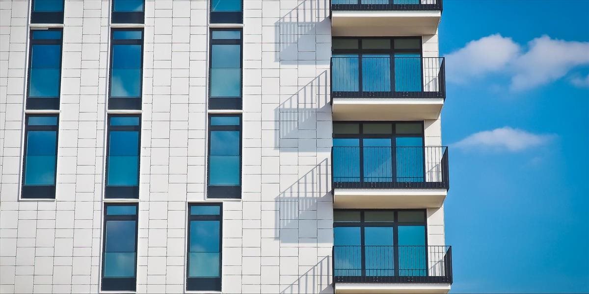 Pri páde balkóna zomrela žena a zranilo sa niekoľko ľudí, medzi nimi 4-ročný chlapec