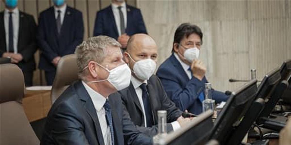 Ministri dostali od Hegera kvety. Majú sa o ne starať tak, aby prežili tri roky ako vláda. Kolíková reagovala, že sú jednoročné