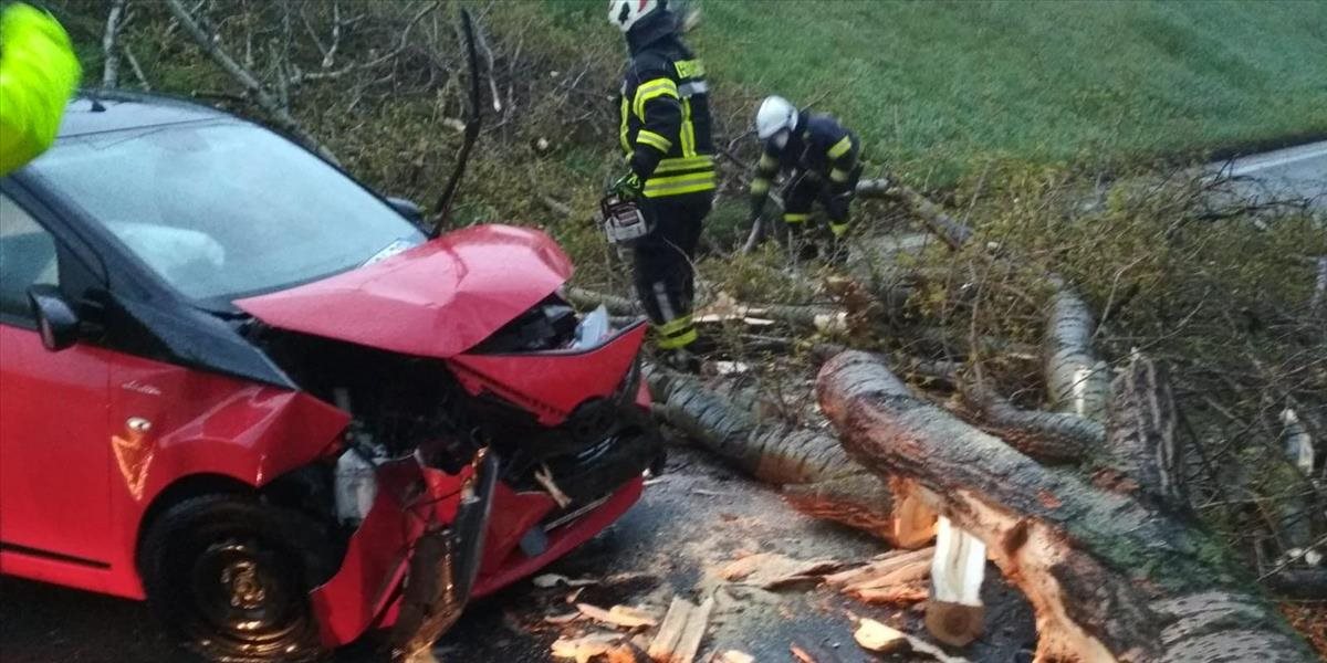 Počasie sa zbláznilo! Za niekoľko hodín sa ochladilo takmer o 20 stupňov, zasahovať musia aj hasiči