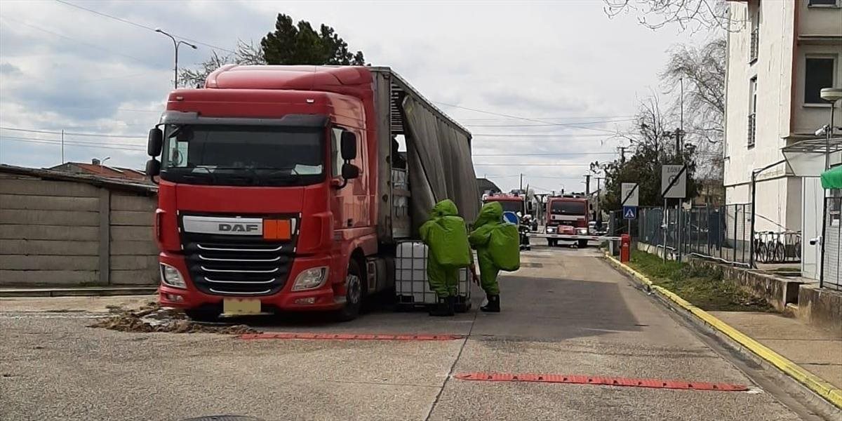 V Hurbanove museli zasahovať hasiči, došlo k úniku približne 200 litrov nebezpečnej látky