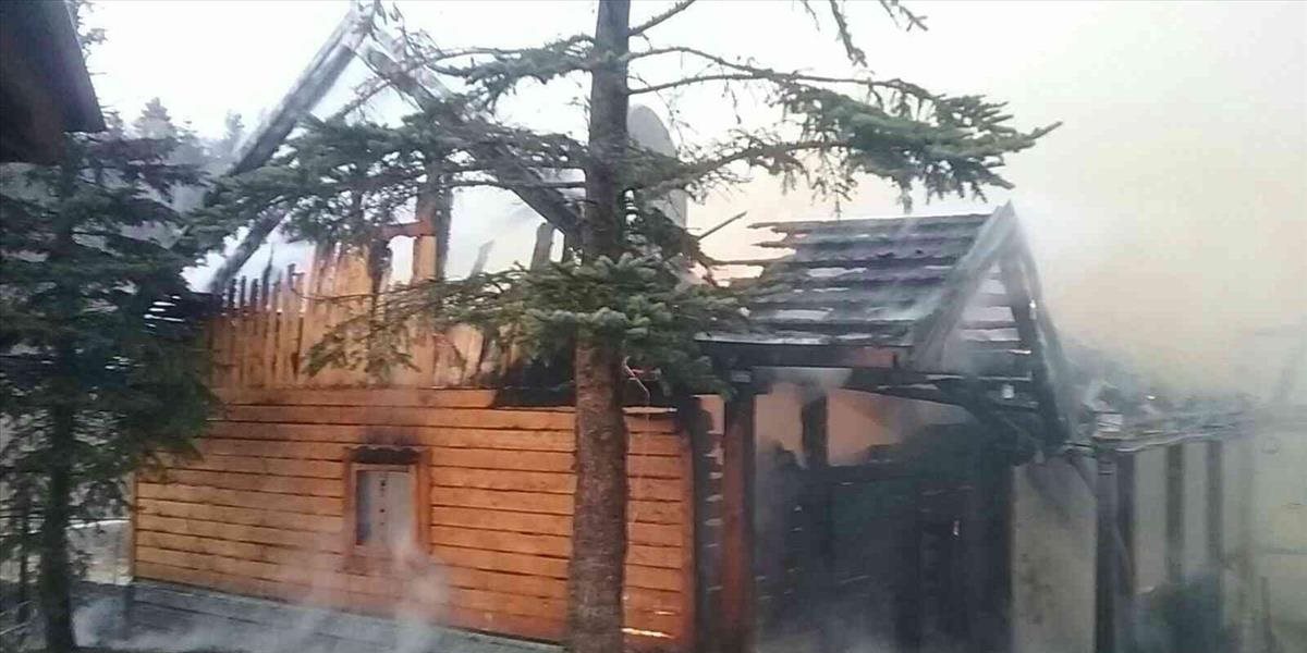 Dvadsať hasičov muselo zasahovať pri požiari rodinného domu