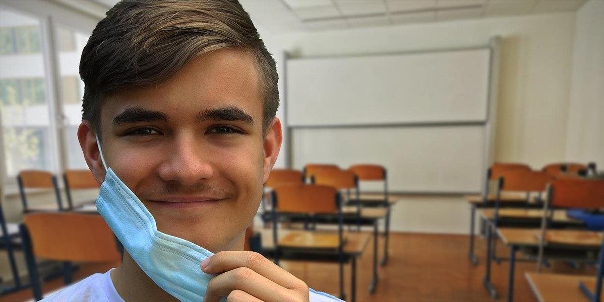 Do školských lavíc sa vrátili ôsmaci a deviataci ZŠ, podmienkou je však negatívny test na koronavírus