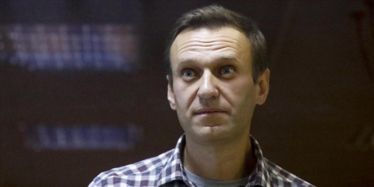 Lídra ruskej opozície Alexeja Navaľného previezli vo vážnom stave do nemocnice. Podľa jeho lekára je napokraji smrti