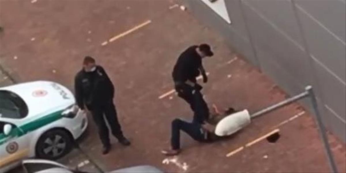 VIDEO: Slovenský policajt bil bezdomovca ležiaceho na zemi, reagujú tisíce ľudí