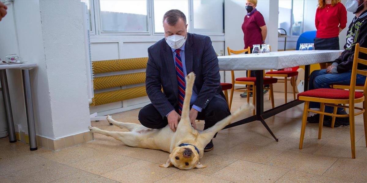 Krajniak navštívil Výcvikovú školu pre vodiace a asistenčné psy. Vybral meno jednému z 9-tich šteniatok