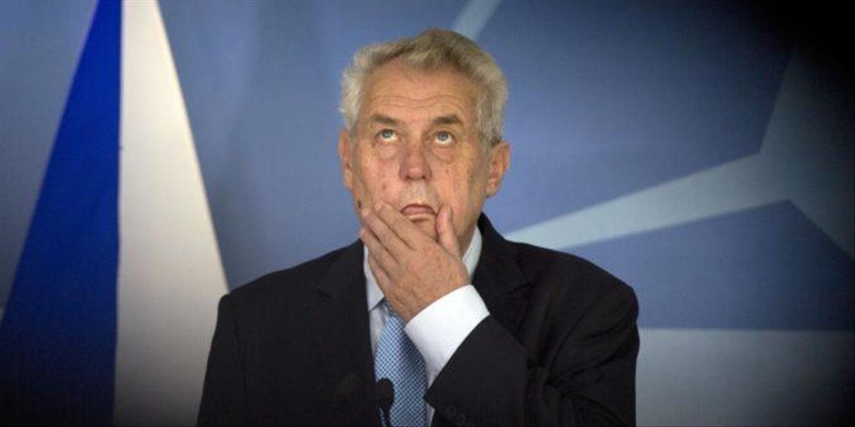 Tisíce Čechov demonštrovali proti prezidentovi Milošovi Zemanovi