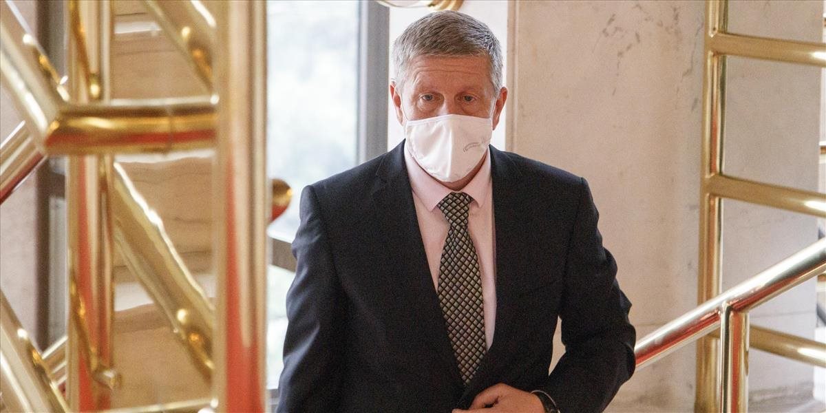 Tínedžeri sa k vakcíne zatiaľ nedostanú. Rezort ich termíny posunul seniorom a chronicky pacientom