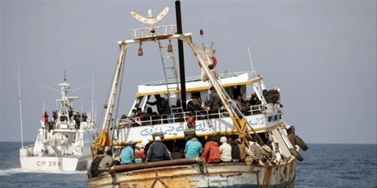 Talianski záchranári priviezli do prístavov na ostrovoch stovky migrantov