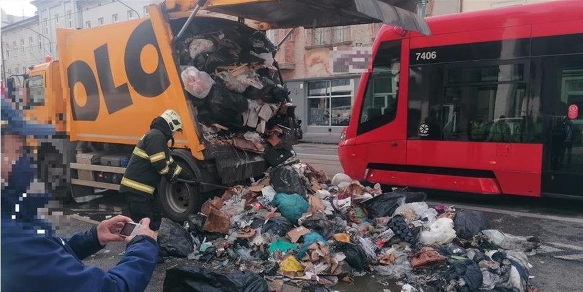 Smetiarske auto plné odpadu začalo horieť počas bieleho dňa!