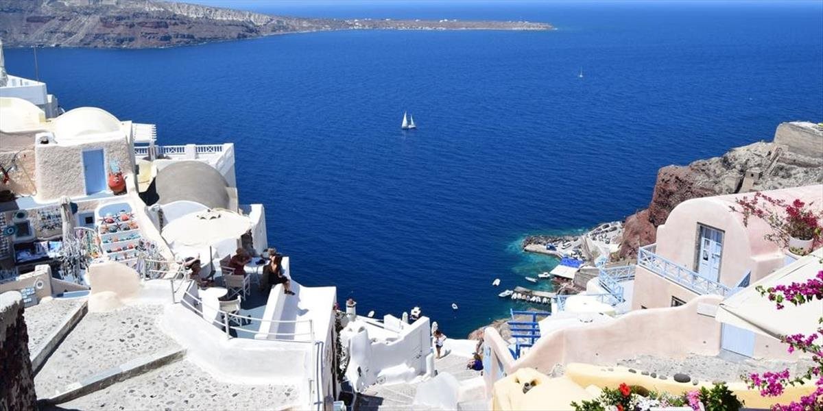 Grécko otvorilo turistickú sezónu a zrušilo väčšinu obmedzení pohybu