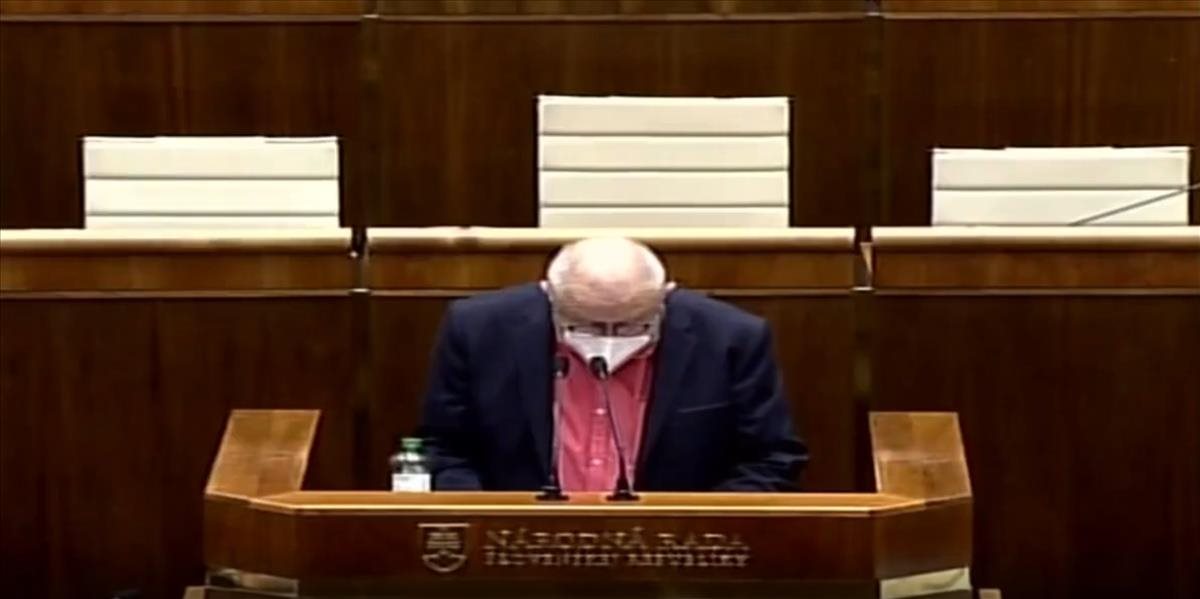 VIDEO: Poslanec OĽaNO zabáva Slovensko, v parlamente čítal aj interpunkčné znamienka