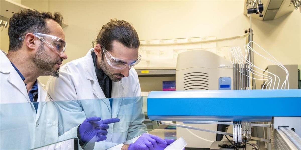 Veľká Británia štartuje klinický test účinku dodatočnej dávky vakcíny proti ochoreniu COVID-19