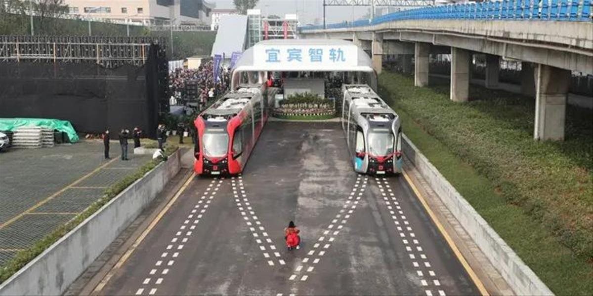 Neuveriteľné! Čína má samoriadiaci dopravný prostriedok, ktorý nepoužíva koľaje a jazdí po virtuálnej železnici