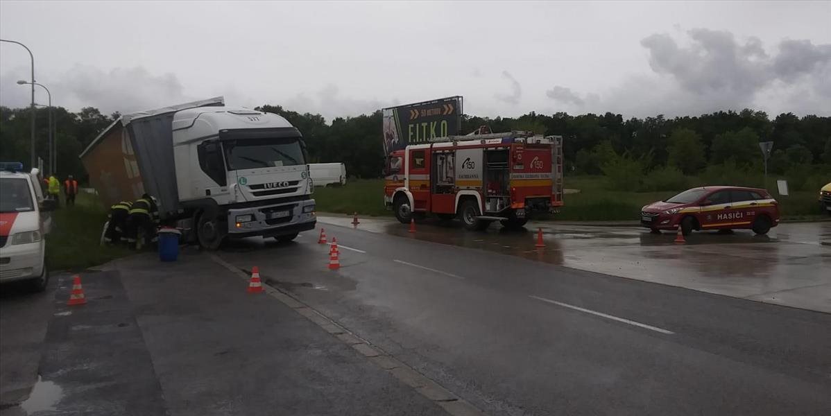 V obci Lúčka vyhlásili mimoriadnu situáciu, strhlo tam časť cesty