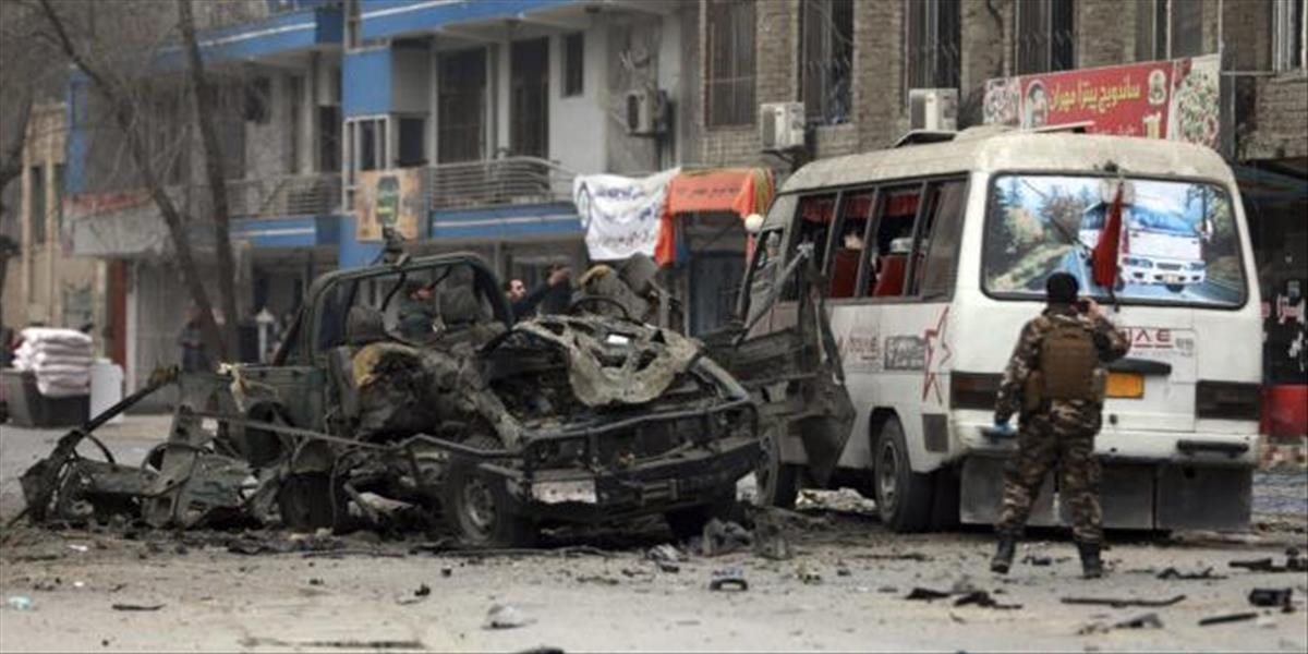 Pri bombových útokoch v Afganistane zomrelo 13 ľudí