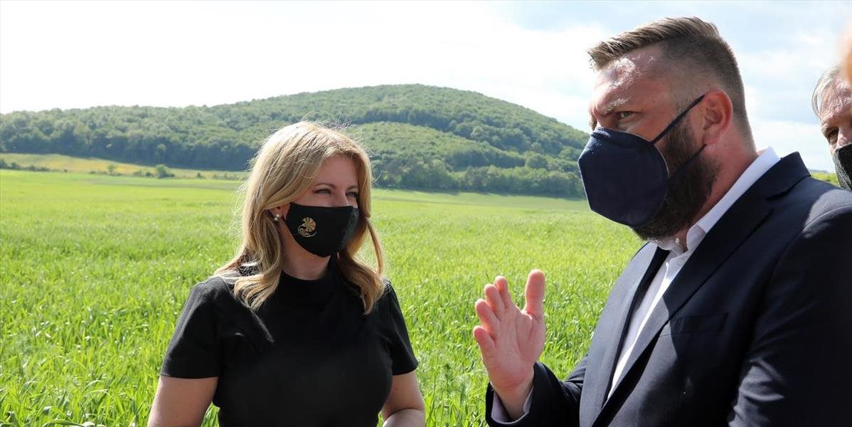 Prezidentka Čaputová ocenila prínos podniku v Rovňanoch, ako včelárka sa problematike priamo rozumie