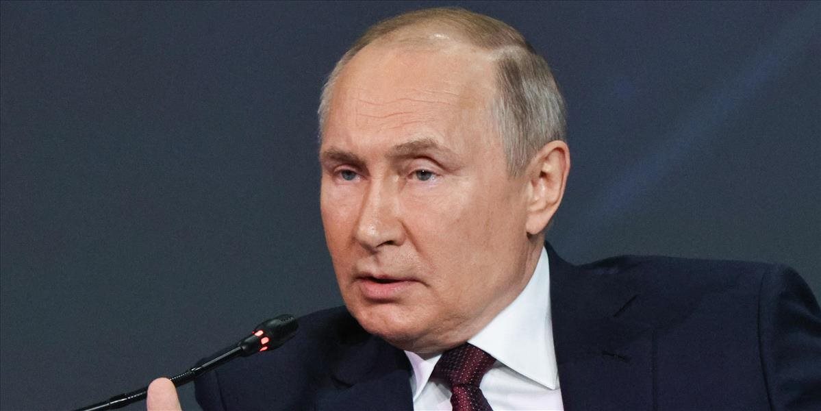 Putin hovorí o ruských vakcínach ako o najbezpečnejších a najúčinnejších. Ľutuje krajiny, ktoré ju odmietajú z politických dôvodov