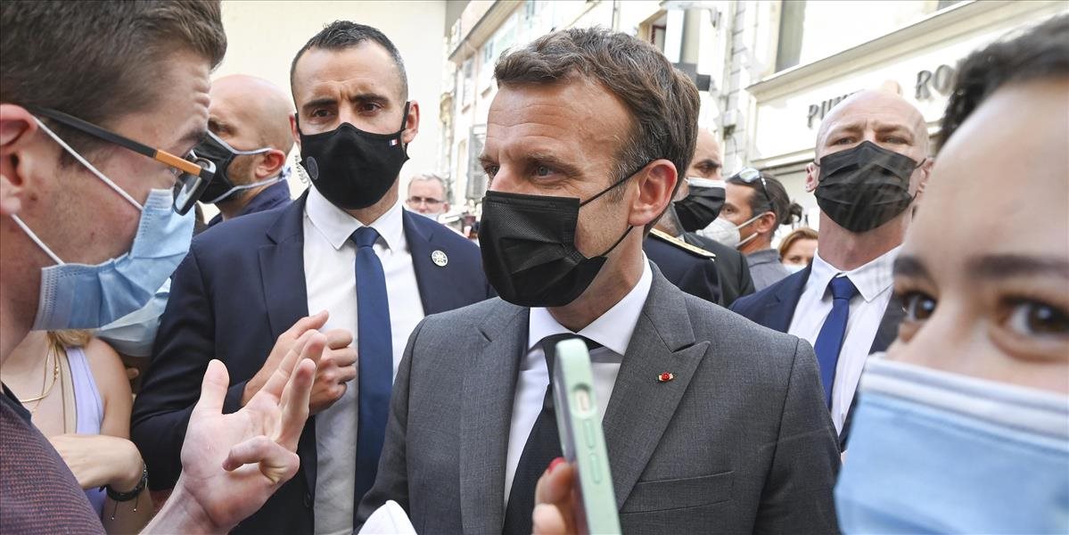 Prezident Macron toto určite nečakal! Počas návštevy obce ho vyfackal nahnevaný občan