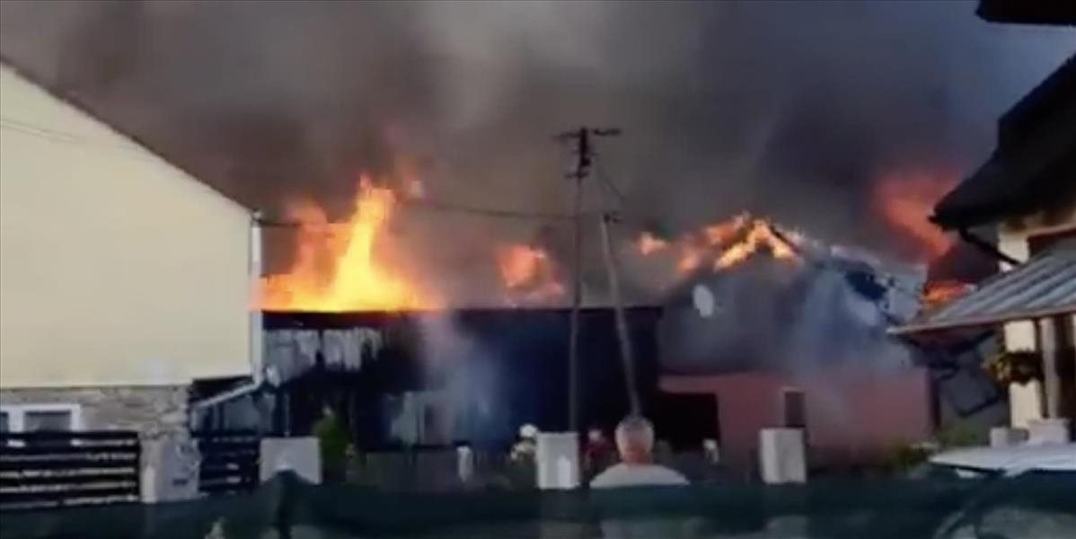 V Poľsku zhorela takmer celá dedina. Bez strechy nad hlavou sa ocitlo viac ako sto ľudí