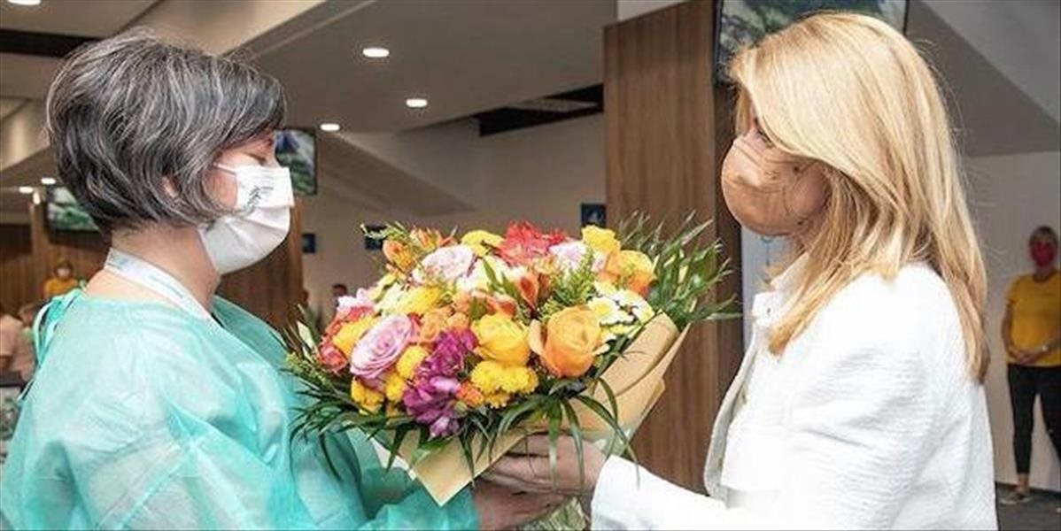 Prezidentka navštívila očkovacie centrum v Bratislave. Zdravotným sestrám a lekárkam rozdala svoje narodeninové kytice!
