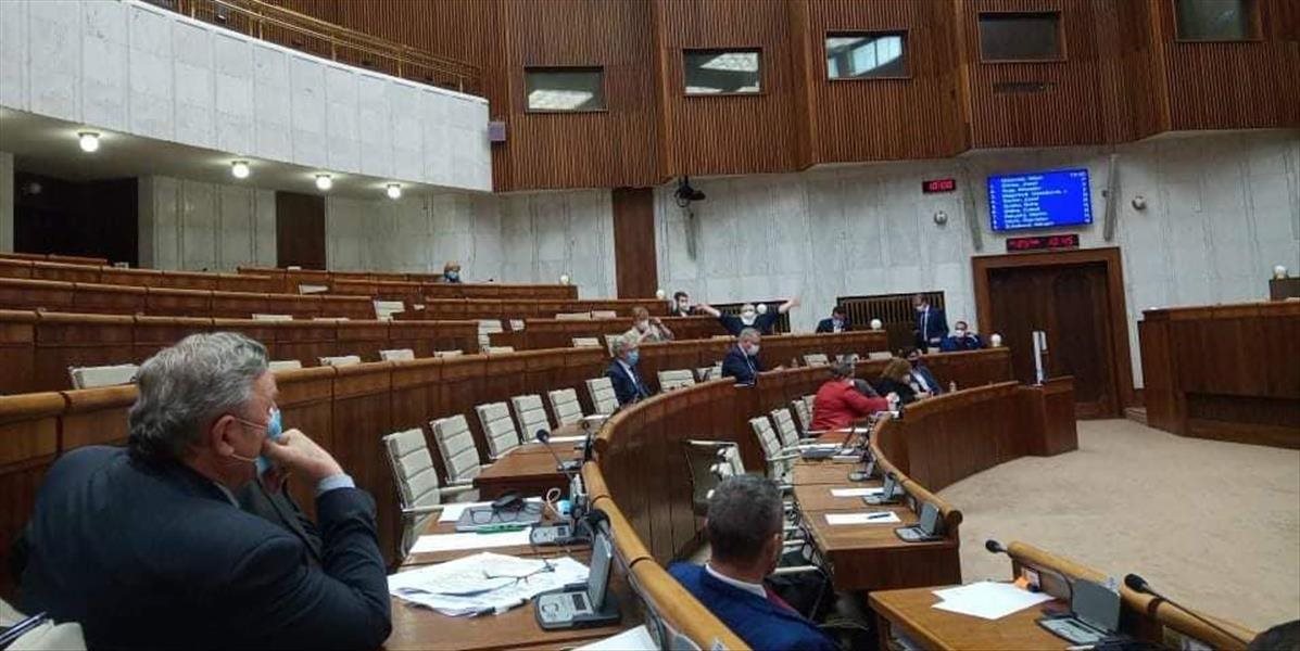 V parlamente dnes bude pokračovať rozprava k novelám zákona o umelom prerušení tehotenstva