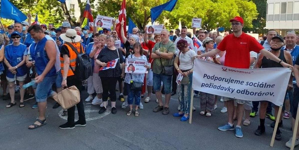 V uliciach Bratislavy dnes protestovali odborári, nepáči sa im úpadok sociálnej stránky štátu