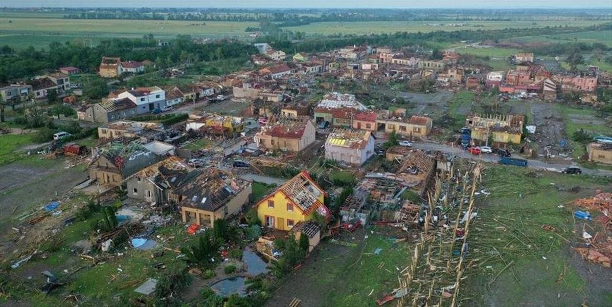 Po ničivom tornáde strhnú na Morave desiatky domov, pomoc ponúkli aj slovenskí hasiči
