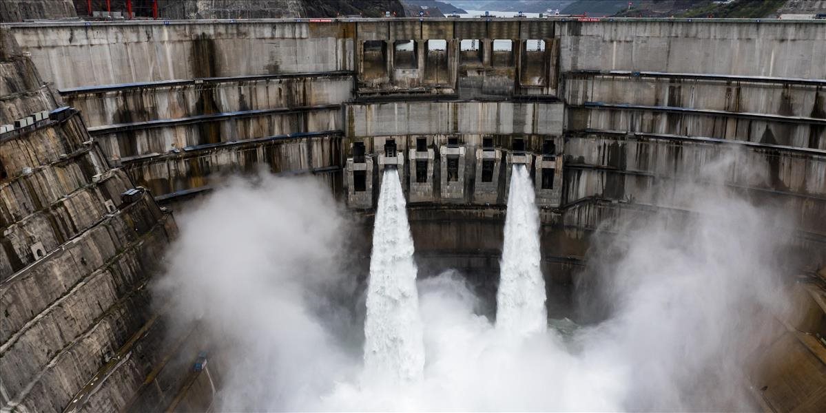 Čína čiastočne spustila prevádzku druhej najväčšej vodnej elektrárne na svete. Cieľom je znížiť závislosť na fosílnych palivách