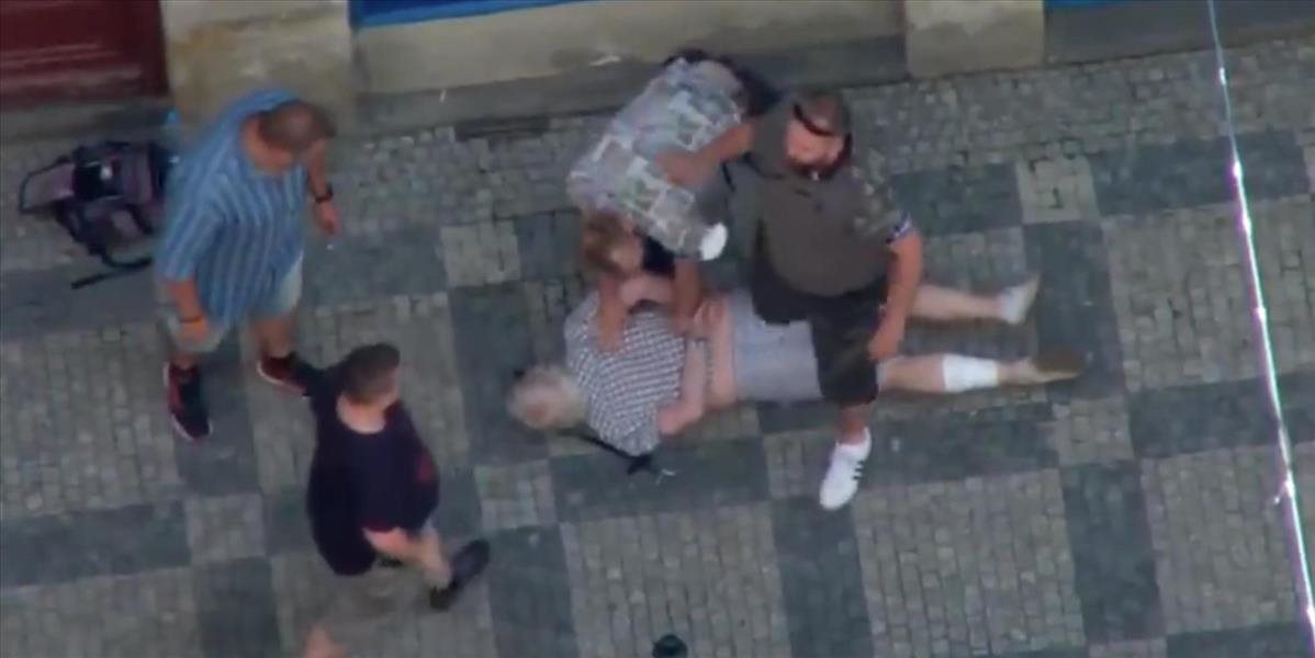 V Prahe došlo k streľbe, pri ktorej zomrela zamestnankyňa úradu. Podozrivý muž skončil v putách