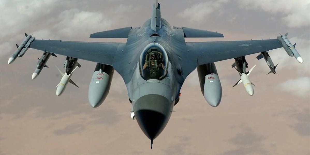 VIDEO: Stíhačka F-16 pred štartom narazila do budovy na leteckej základni