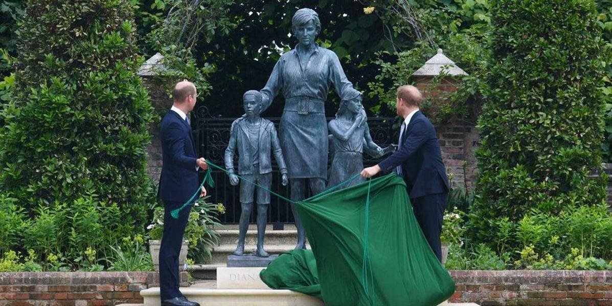 William a Harry odhalili sochu svojej zosnulej matky princeznej Diany
