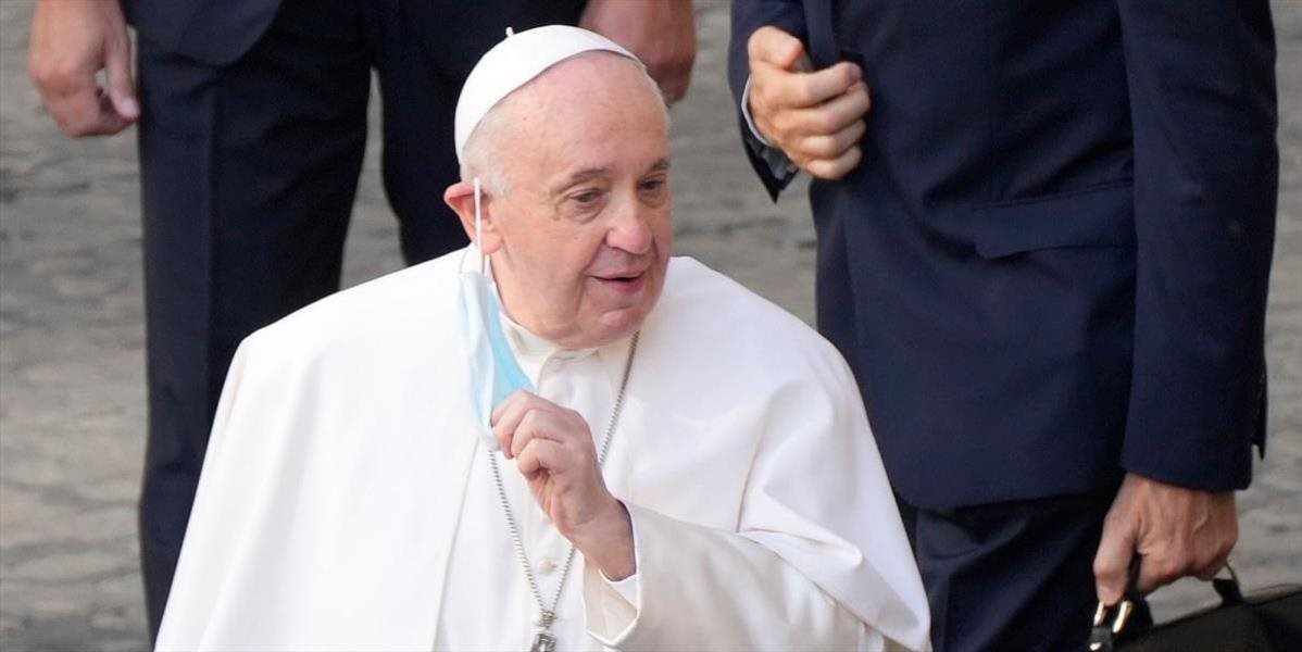 Pápež František sa naďalej zotavuje, testy však odhalili možné problémy