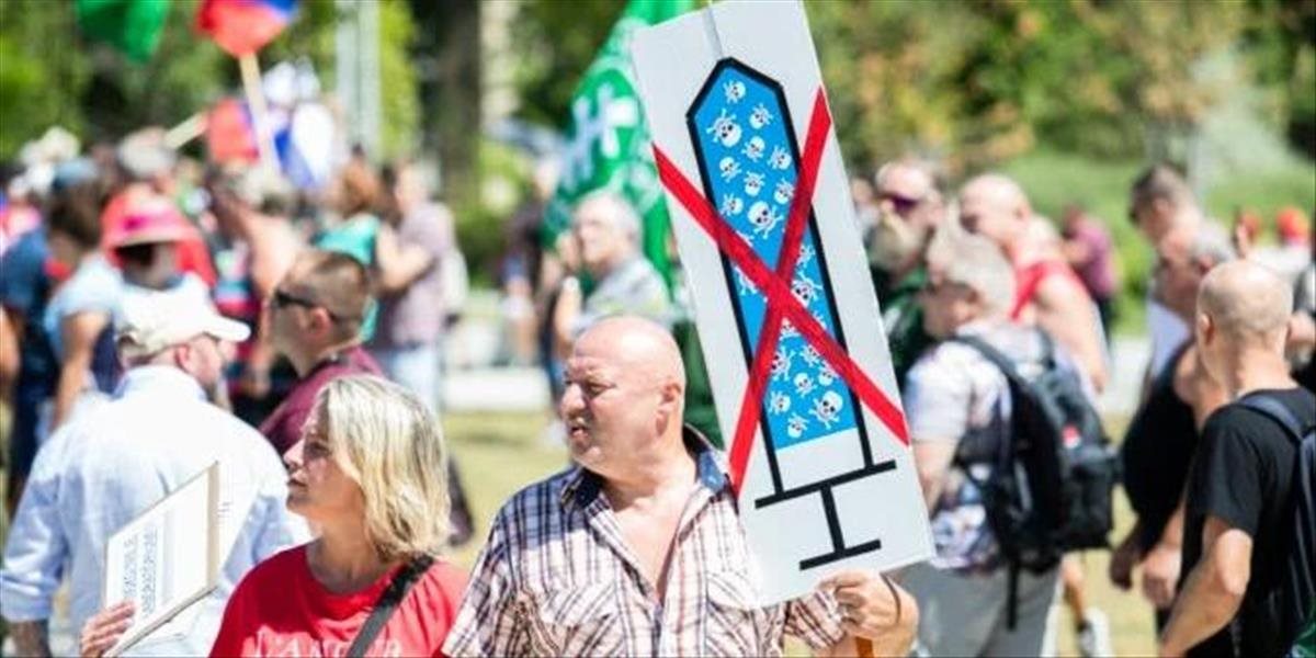 AKTUALIZÁCIA: Pred úradom vlády sa koná protest proti očkovaniu. Pridali sa aj strany HLAS-SD a SNS