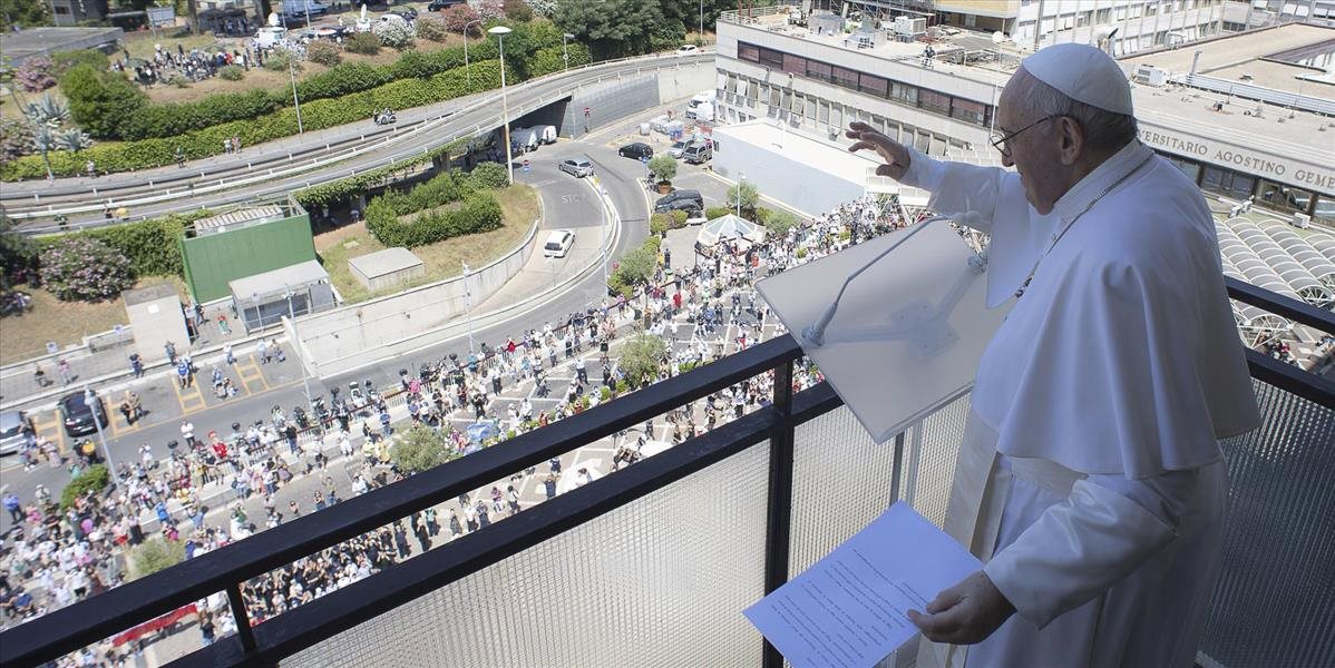 Pápež František sa po operácii objavil na verejnosti. Ľudí pozdravil z nemocničného balkóna