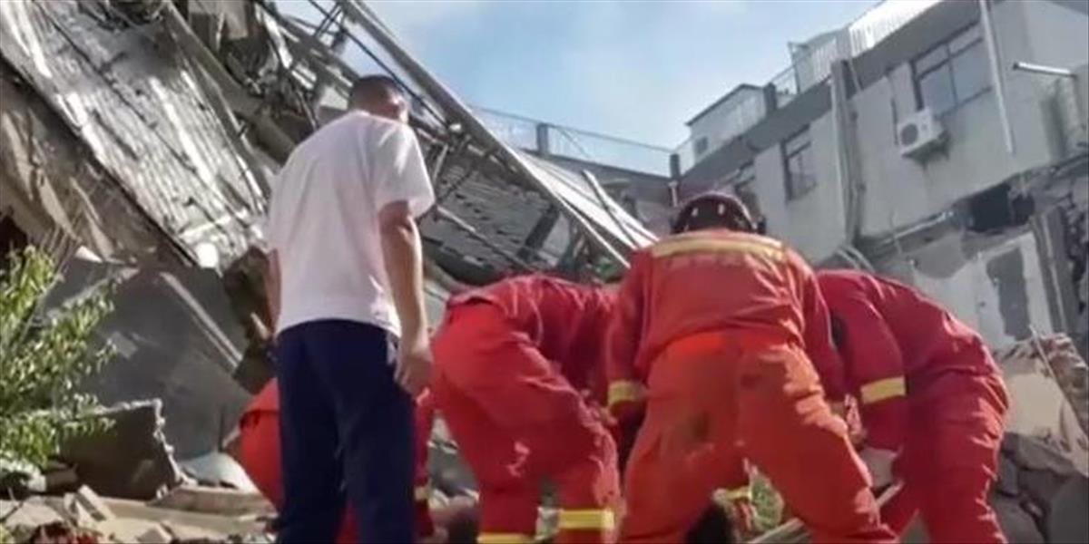 VIDEO: Pod troskami zrúteného hotela v čínskom meste Su-čou zahynulo minimálne osem ľudí