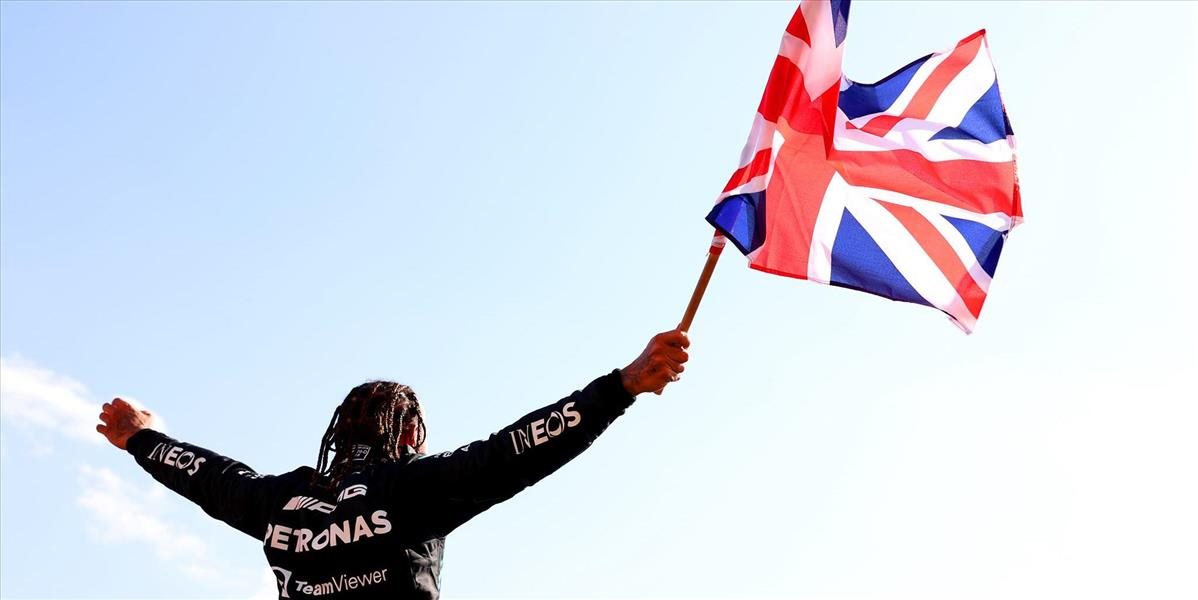 Tvrdá nehoda rivalov na anglickom Silverstone, z víťazstva sa raduje Hamilton