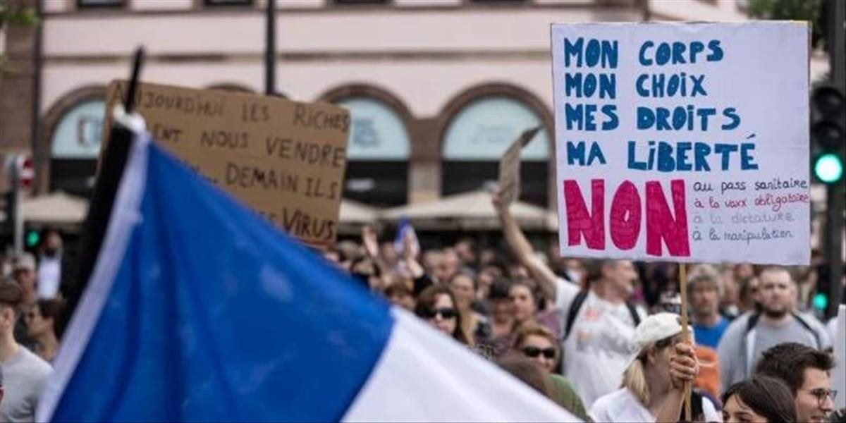 Francúzi protestovali proti opatreniam. Vandali zaútočili na dve očkovacie centrá