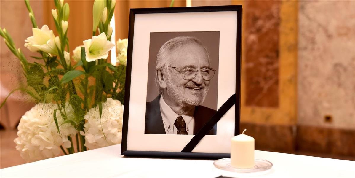Eduard Heger si uctil pamiatku Milana Lasicu a Juraja Kubánku podpisom do kondolenčnej knihy