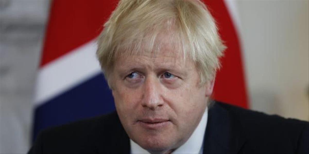 Boris Johnosn nechcel na jeseň zaviesť lockdown, lebo zomierali najmä starí ľudia
