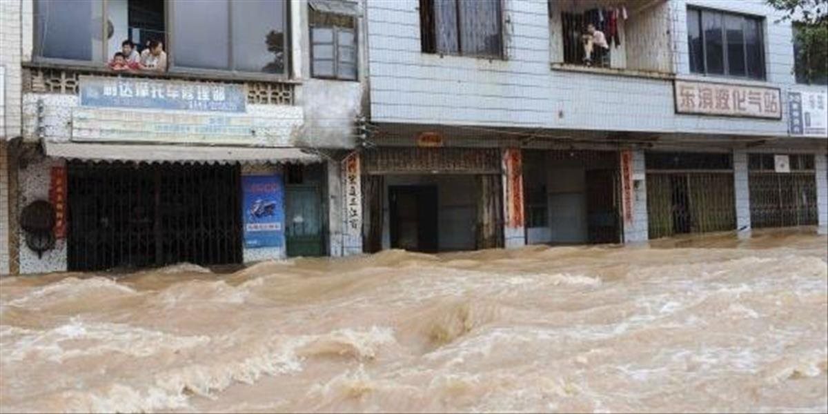 VIDEO: Povodne v Číne spôsobili 12 úmrtí. Evakuovali státisíce ľudí